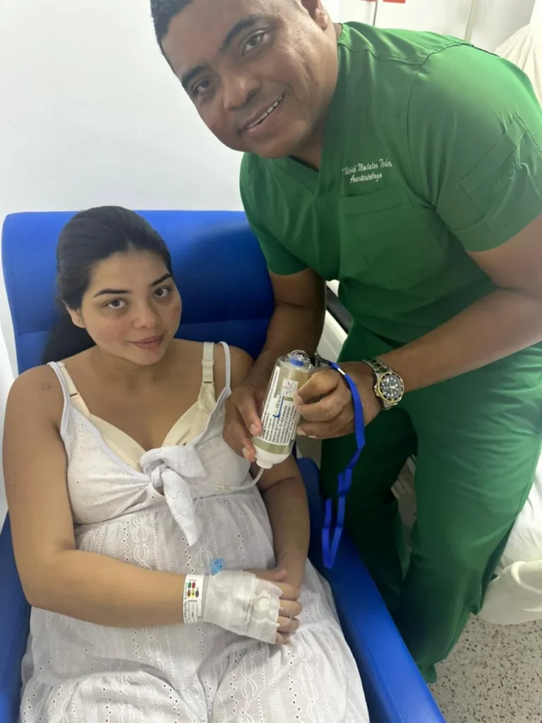Xero Dolor - especialista entregando bomba de infusión elastomérica a paciente post-operatoria en Cartagena