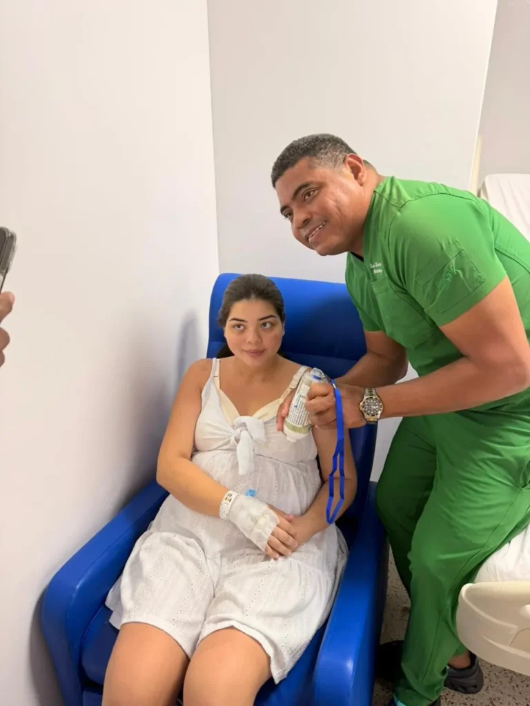 Dr. Uriel Montalvo anestesiólogo aplicando bomba elastomérica a paciente post-quirúrgica en Cartagena
