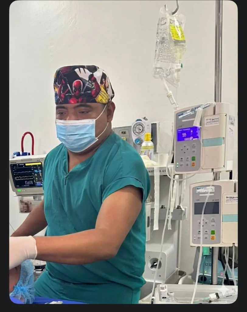 Xero Dolor - Dr. Uriel Montalvo en quirófano durante procedimiento de anestesia en Cartagena