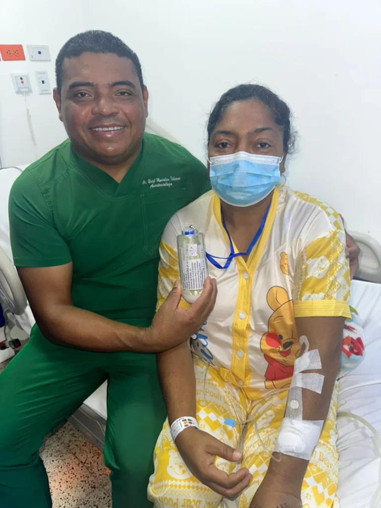 Xero Dolor - Dr. Uriel Montalvo anestesiólogo aplicando bomba elastomérica a paciente post-quirúrgica en Cartagena